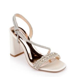 NIB Badgley Mischka Naomi Heeled Sandals in Ivory Satin